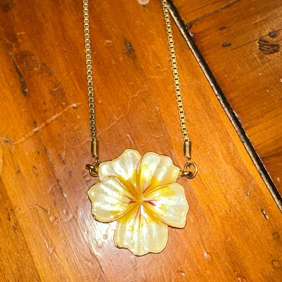 GRANDMA’S JEWELRY. FLOWER NECKLACE. MUST BE BUNDLED (T) - Picture 2 of 4